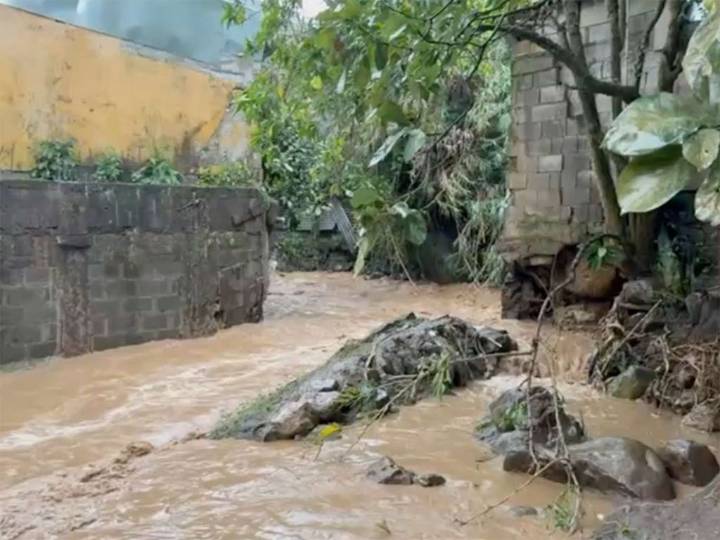 Crecida de río tico próximo a capital por lluvias daña viviendas