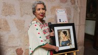 Puruandirense Lilia Álvarez González expone arte plumario sobre mujeres emblemáticas de la Independencia de México