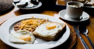 ¿Vas envejeciendo… y desayunas más tarde? Podrías tener mayor riesgo de morir pronto
