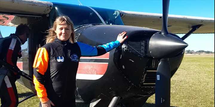 Una mujer murió durante un salto en paracaídas en Miramar: el equipo no se abrió