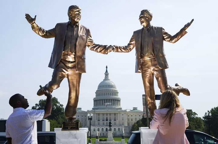Estados Unidos: Grupo anómino coloca una estatua de Donald Trump y Jeffrey Epstein tomados de la mano en el Capitolio