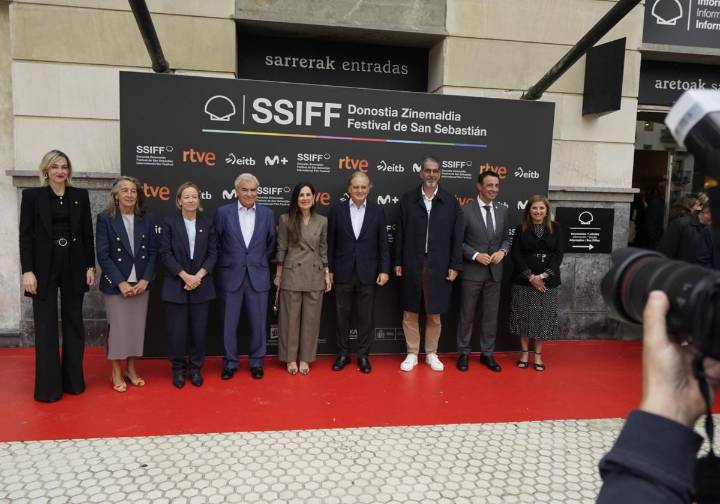 Amplia representación institucional en la proyección del documental