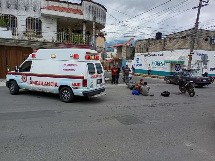 SE REPORTARON DOS PERSONAS LESIONADAS EN CAÍDA DE MOTOCICLETA