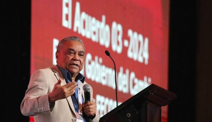 Aldo Cadena expuso los beneficios del nuevo modelo de salud docente en conferencia magistral