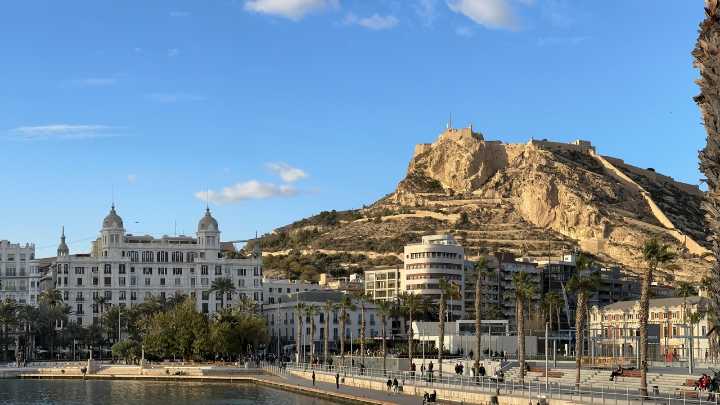 Obras de urgencia en el Castillo de Santa Bárbara de Alicante para evitar desprendimientos
