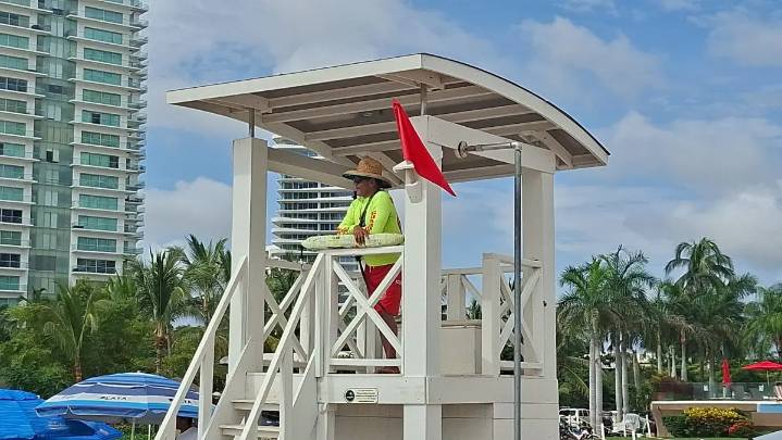 Alerta máxima en Puerto Vallarta: mar embravecido activa operativo de seguridad y bandera roja