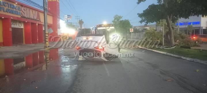 Accidentada madrugada en Mérida: vehículo choca y vuelca en la avenida Canek