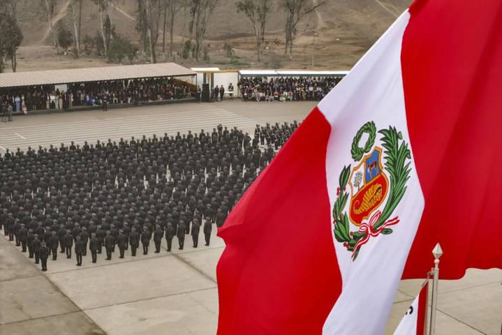 Presidenta participa en ceremonia de reconocimiento de comandante general de la PNP