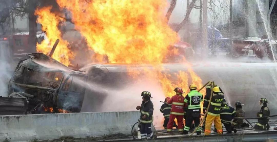 Explosión de pipa cobra la vida de 29 personas, entre ellas un joven del IPN