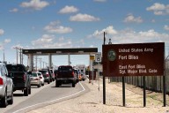 Migrantes pagan para tomar agua en centro de Fort Bliss, Texas