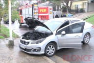 Bomberos sofocaron el incendio de un auto que estaba dentro de un garaje