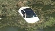Le enseñaba a conducir a niñera... auto terminó en el lago