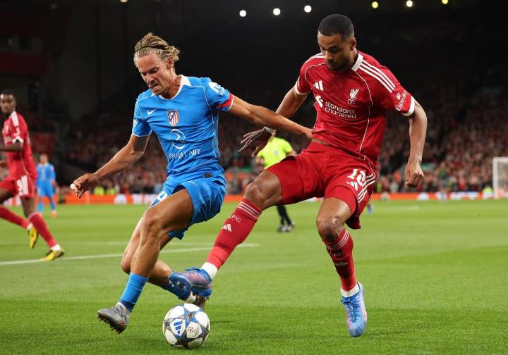 Un gol de Van Dijk en el descuento sofoca la reacción atlética en Anfield