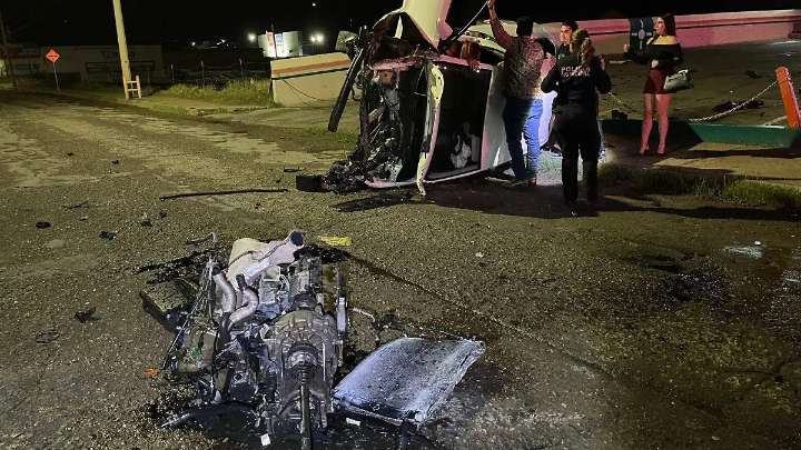 Choque y volcadura en la avenida Niños Héroes deja a una joven lesionada