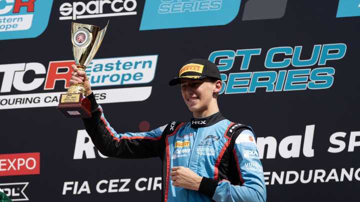 Un argentino sigue el camino de Colapinto: Gino Trappa campeón de la Fórmula 4 CEZ