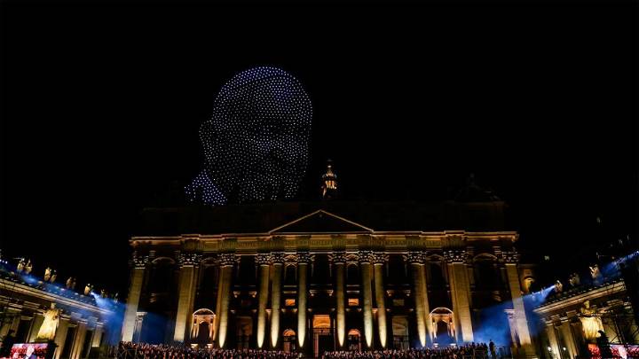 Vaticano: un espectáculo de drones recreó al Papa Francisco en el aire ante miles…