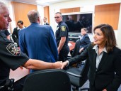 En Nueva York: Kathy Hochul anunció la inversión de 6,7 millones de dólares para la seguridad de sus ciudadanos