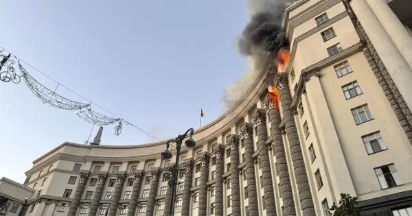 Ofensiva rusa impacta edificio gubernamental en Ucrania