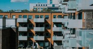 La Ley de Propiedad Horizontal lo confirma: si quieres poner un toldo en la terraza de tu casa puedes recurrir al artículo 7.1