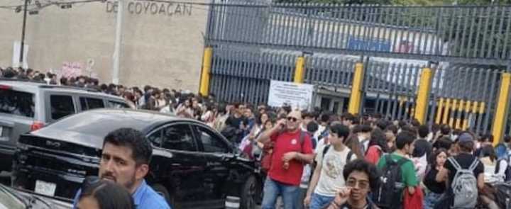 Desalojan la Prepa 6 de la UNAM por presunta amenaza de bomba