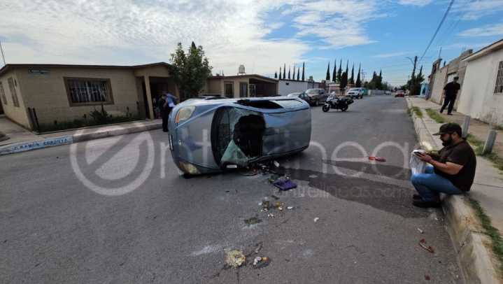 Omite alto y provoca choque con volcadura