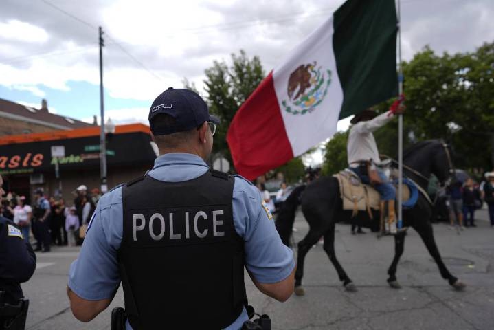 ¿Cómo una posible intervención federal plantea desafíos para la policía de Chicago en las calles?