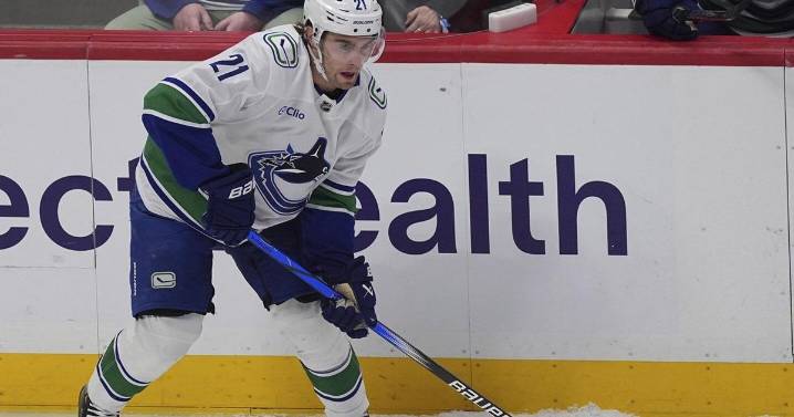 Canucks' Hoglander scores before exiting in 3