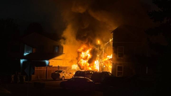 Fire displaces 7 after spreading between homes in Tacoma