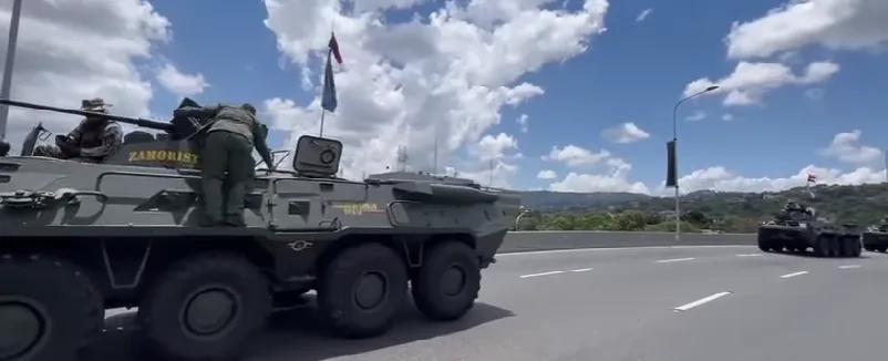Caos en Caracas por ejercicios militares: tanques cerraron la autopista del Este