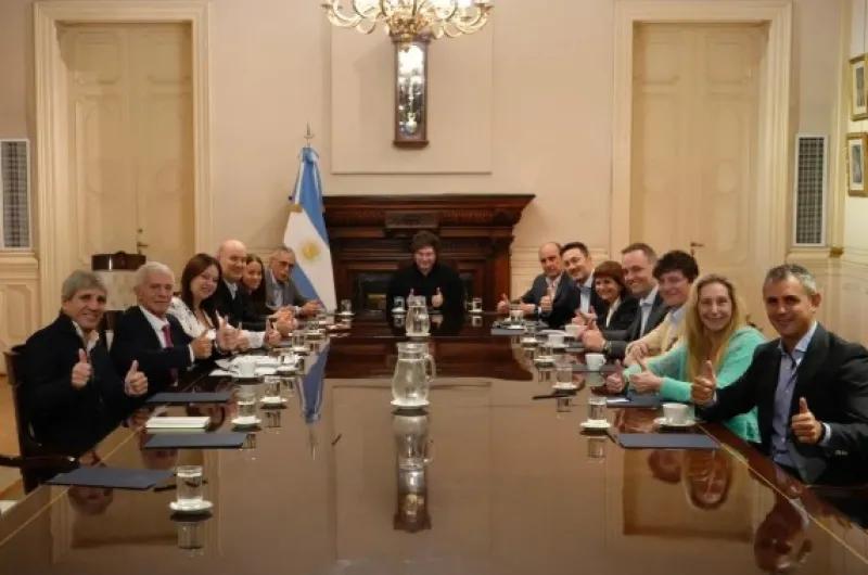 Milei mantuvo un reunión de dos horas con sus ministros tras la derrota bonaerense