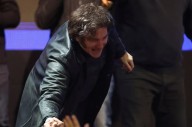 Javier Milei llegó al búnker de La Libertad Avanza para recibir los resultados