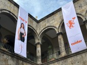 Miradas ausentes bajo pendones firmes en el Palacio Municipal de Guadalajara