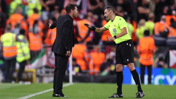 Simeone pierde los papeles y acaba expulsado por encararse con la grada de Anfield