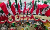 Artesanos y vendedores llenan de color las calles por las fiestas patrias.