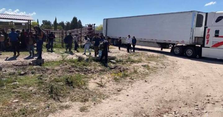 Abandonan tráiler con más de 100 migrantes en Durango; así fue como los encontraron