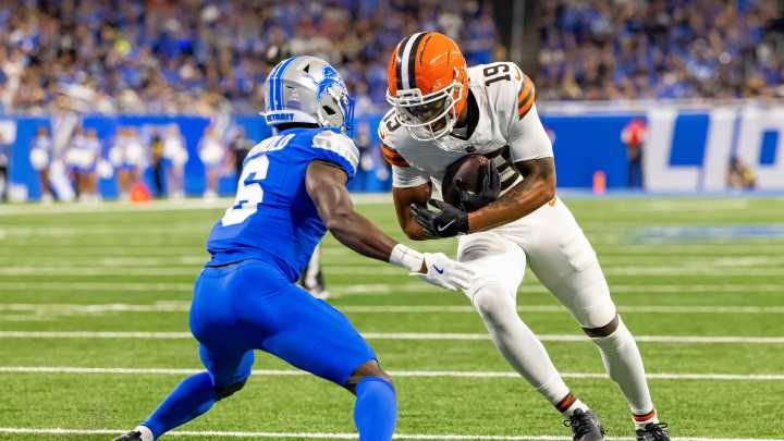 What moves did Cleveland Browns make to its active roster?