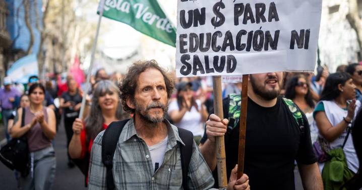 Milei defiende al peso: ‘Quemará’ millones de dólares para ‘ahuyentar’ la devaluación en Argentina