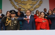 Manolo Jiménez preside desfile cívico militar, reconociendo a mujeres que brindan seguridad a Coahuila