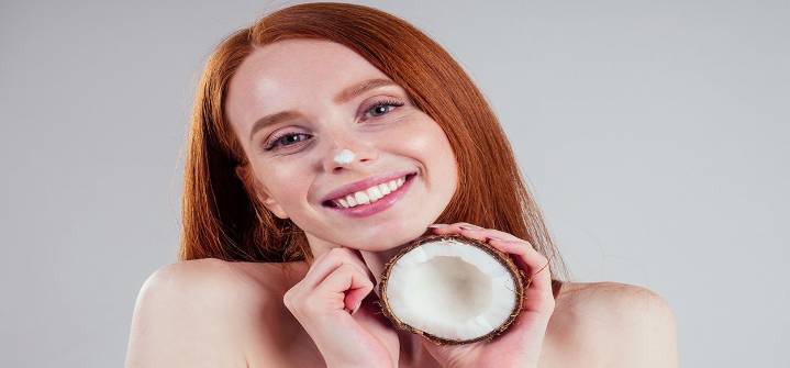 Aplica aceite de coco en tu rostro para lucir una piel radiante
