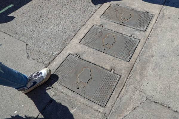 Continúa remplazo de tapas de registro de agua del Centro Histórico
