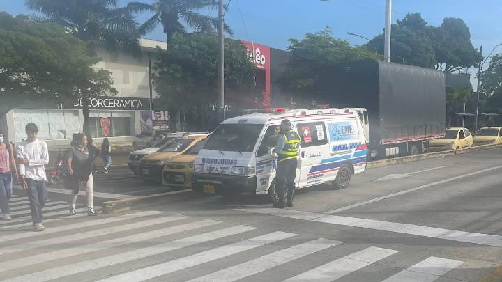 Conductor de ambulancia sorprendido en pleno día sin carro en Cali para transportar pasajeros fue pillado pero por otra infracción