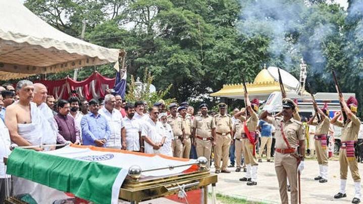 S L Bhyrappa’s final rites performed with state honours in Mysuru