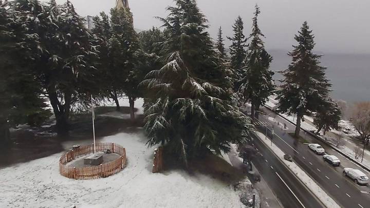 Una intensa nevada cubrió de blanco a Bariloche en pleno septiembre