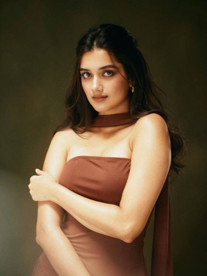Bhagyashri Oozes Charm in Vintage Glamour