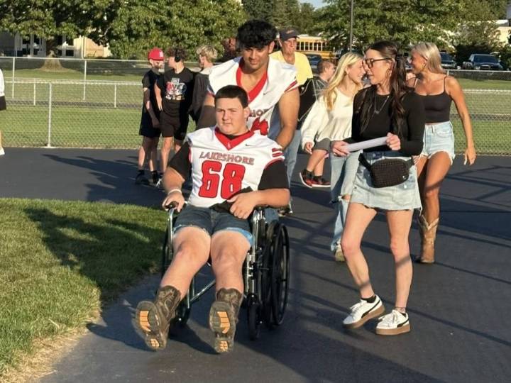 Teen football player has emotional reunion with teammates