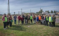 Integrantes de la colonia recreativa de personas mayores plantaron árboles en el Luis Vernet