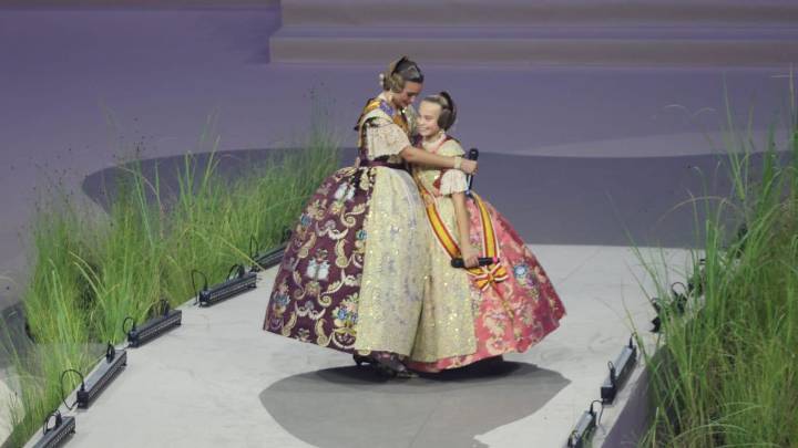 Berta y Lucía entregan la «llama eterna» de la fiesta