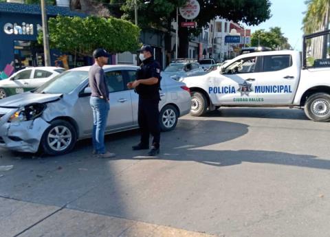 Vehículos impactaron en Juárez y Bulevar