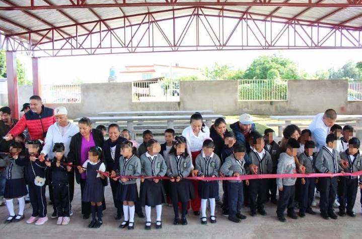Ariadna Ayala entrega techado escolar en Atlixco que beneficiará a 175 alumnos