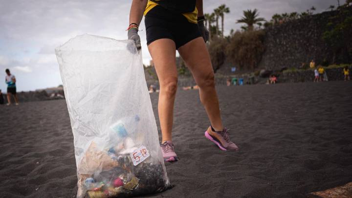 Cuando el barrio se une: una recogida de residuos en la playa para reforzar la vida comunitaria